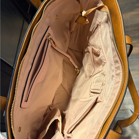 Elegant Tan Leather Tote Bag New! - Picture 2 of 2